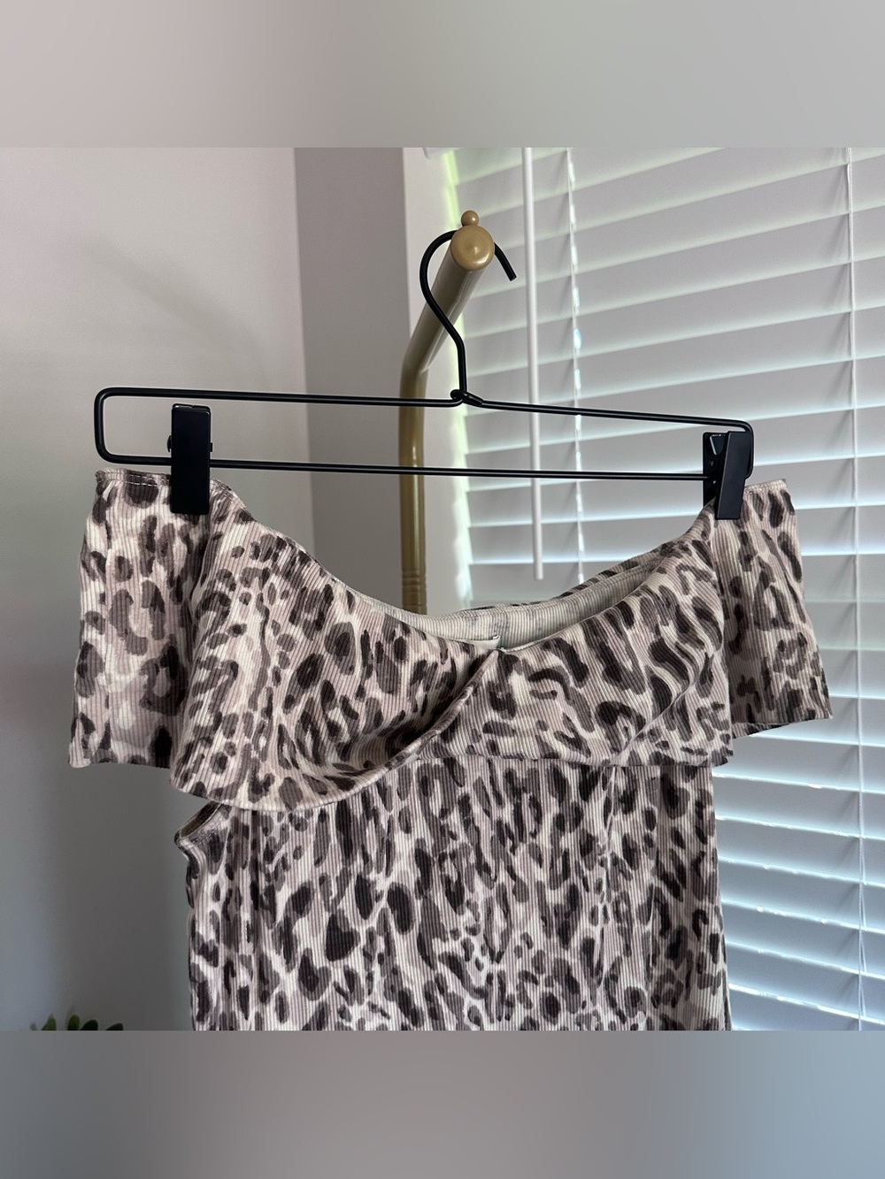 Off-Shoulder Leopard Print Top - Picture 2 of 8
